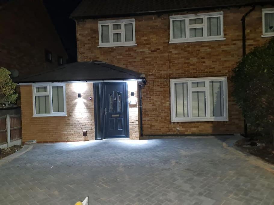 Elm Park Cheerful 4-Bedroom Holiday Home Hornchurch Exterior photo